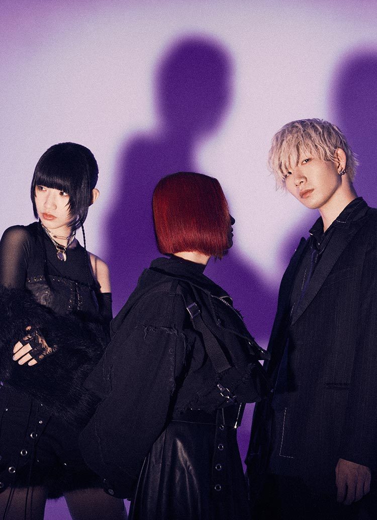 Official portrait of Japanese trio CLAN QUEEN